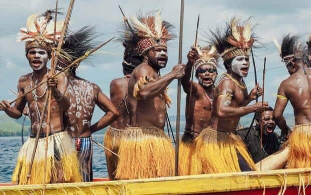 Pakaian Adat Papua holim