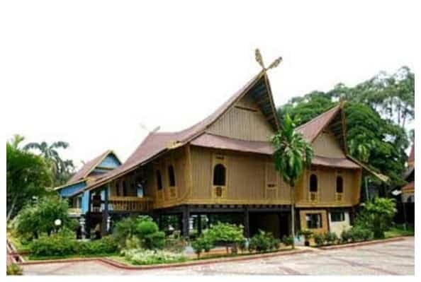 Rumah Adat Riau Lipat Panjang
